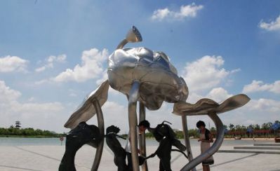 广场不锈钢抽象荷叶荷花博鱼网页版
