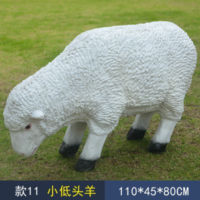 草地上一只低头的玻璃钢仿真绵羊博鱼网页版