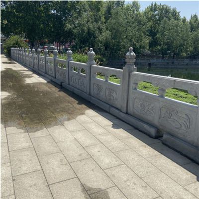 池塘边摆放大理石浮雕图文扶手栏杆