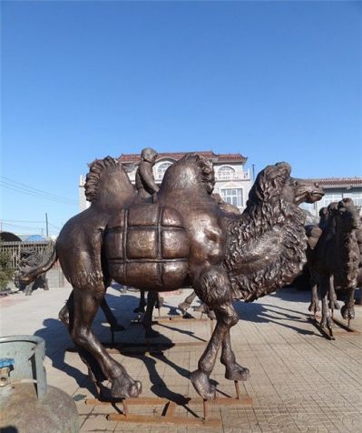 街道边摆放的一只肥胖的玻璃钢喷漆骆驼博鱼网页版