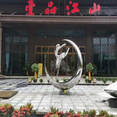 广场酒店门口不锈钢镜面创意月亮上跳舞的女孩博鱼网页版
