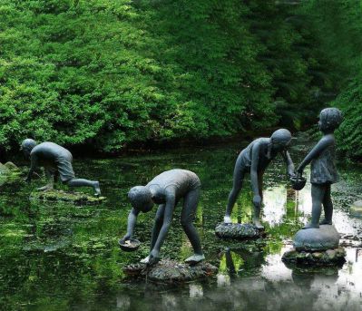 户外池塘玻璃钢水中抓鱼的儿童博鱼网页版