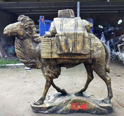 公园街道边摆放的背着行李行走的玻璃钢创意骆驼博鱼网页版