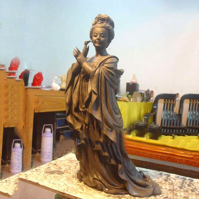 广场景区摆放浮雕杨贵妃像泥稿