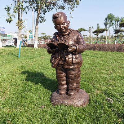 看书的小男孩铜博鱼网页版像