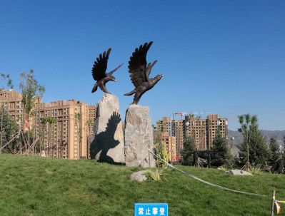 农场两只飞翔的树脂老鹰博鱼网页版