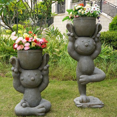 公园草坪大理石石雕头顶花盆的兔子博鱼网页版