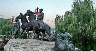 公园铜雕骑马的红军博鱼网页版