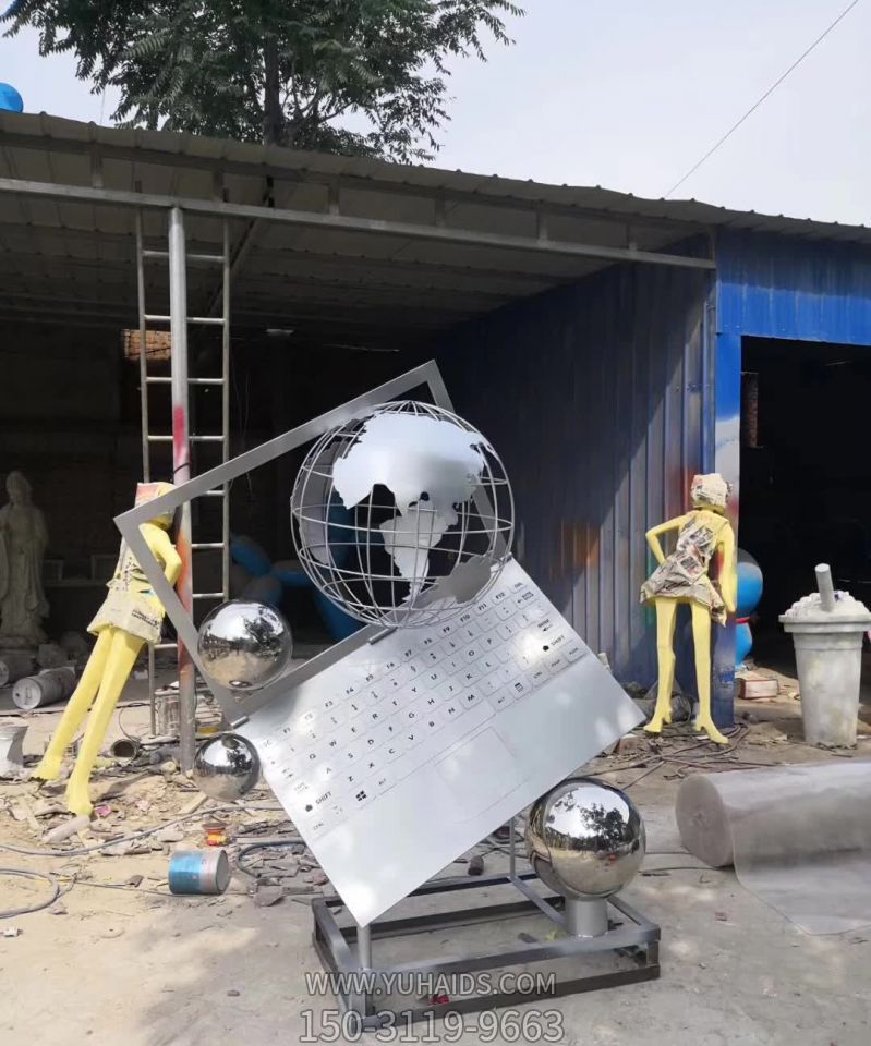 创意不锈钢电脑上的地球仪博鱼网页版