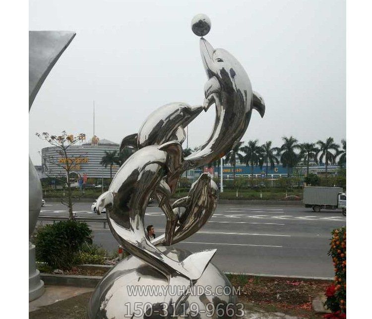 街道球上多只玩耍的不锈钢海豚博鱼网页版