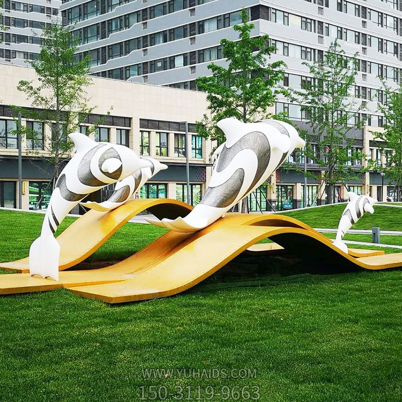 街边草坪摆放一群跳跃的玻璃钢海豚博鱼网页版