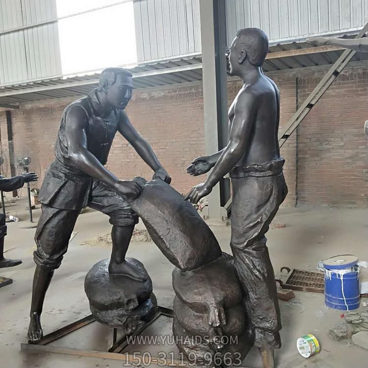 码头景区摆放玻璃钢仿铜抬麦民俗小品博鱼网页版