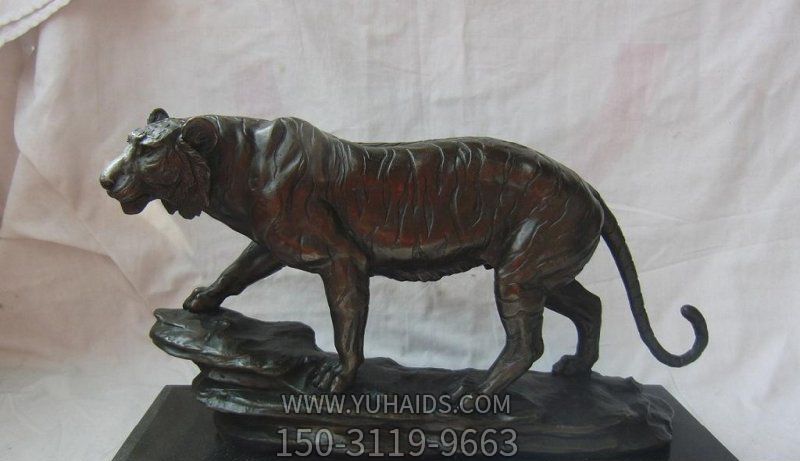 室内摆放的行走的玻璃钢仿真虎博鱼网页版