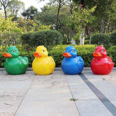 游乐场儿童公园玻璃钢卡通小黄鸭博鱼网页版动物公仔玩偶摆件