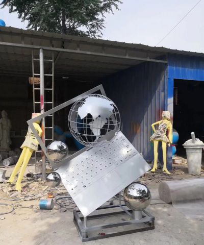 创意不锈钢电脑上的地球仪博鱼网页版