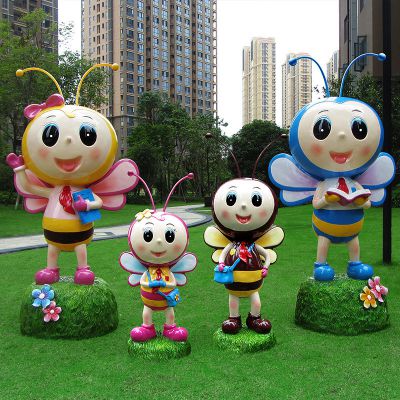城市花园广场摆放看书学习四只玻璃钢蜜蜂博鱼网页版