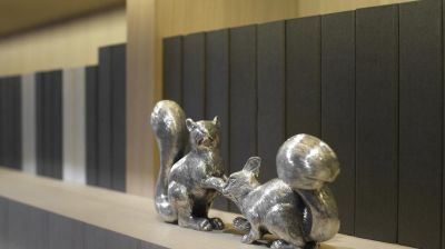 商场摆放两只不锈钢松鼠博鱼网页版