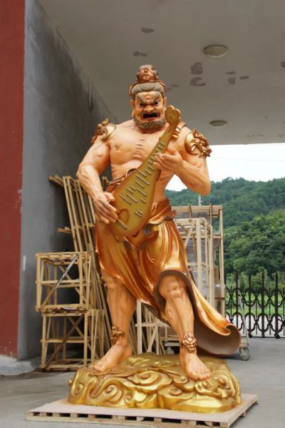 户外景区大型仿真人物景观玻璃钢喷金烤漆手拿琵琶的天王博鱼网页版