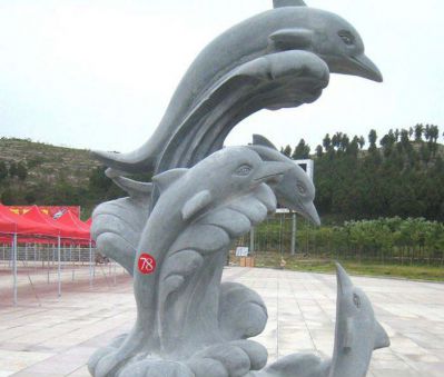 公园摆放多只石雕海豚博鱼网页版