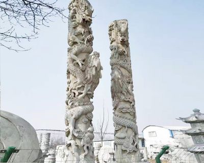 圆明园景区摆放石雕龙柱