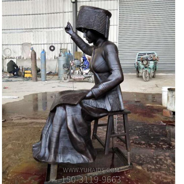 商场小吃街摆放玻璃钢仿铜人物景观博鱼网页版