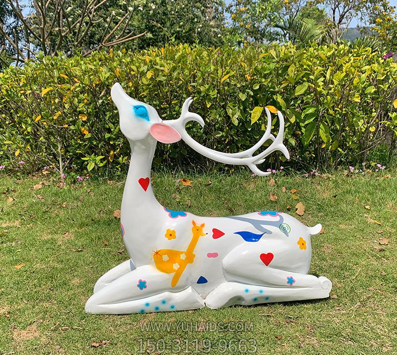 草坪上卧着的玻璃钢彩色公鹿梅花鹿博鱼网页版
