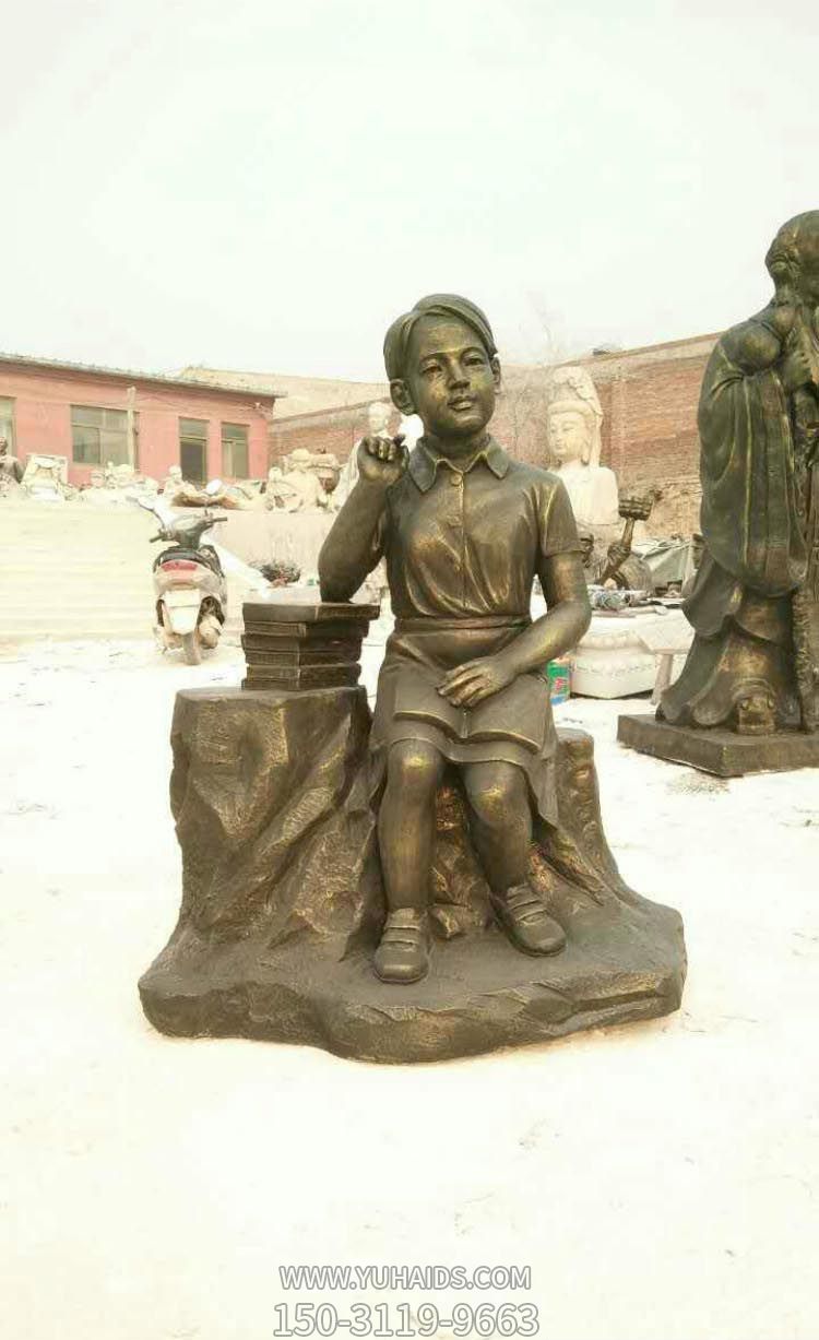 户外景观男孩坐着树墩上的读书博鱼网页版
