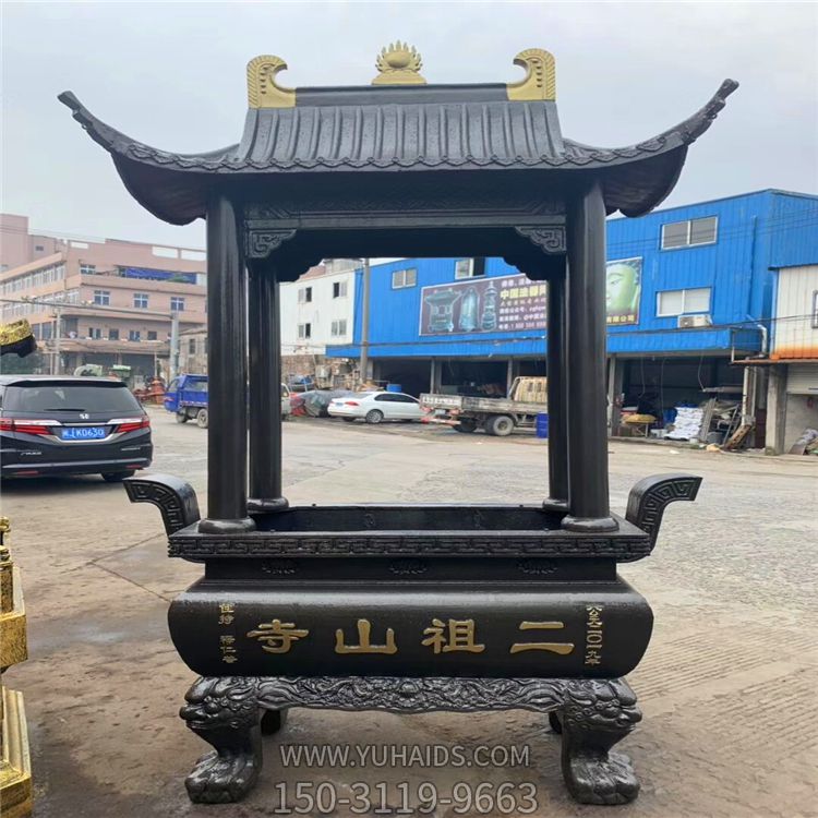 山区寺院门前摆放小型铸铁锻造烧纸香炉博鱼网页版