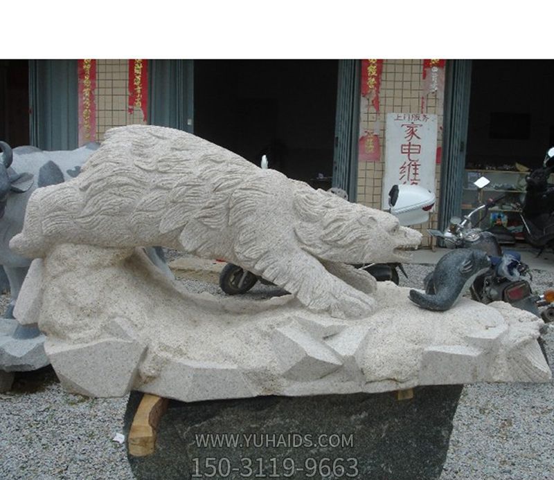 街道边摆放的爬行的玻璃钢创意北极熊博鱼网页版