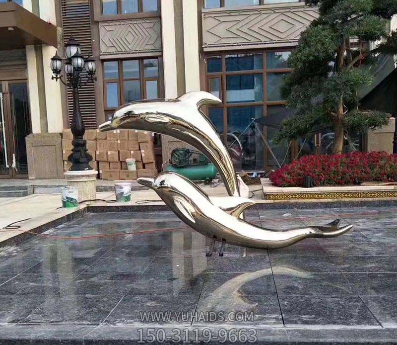 院内庭院两只跳跃的不锈钢海豚博鱼网页版