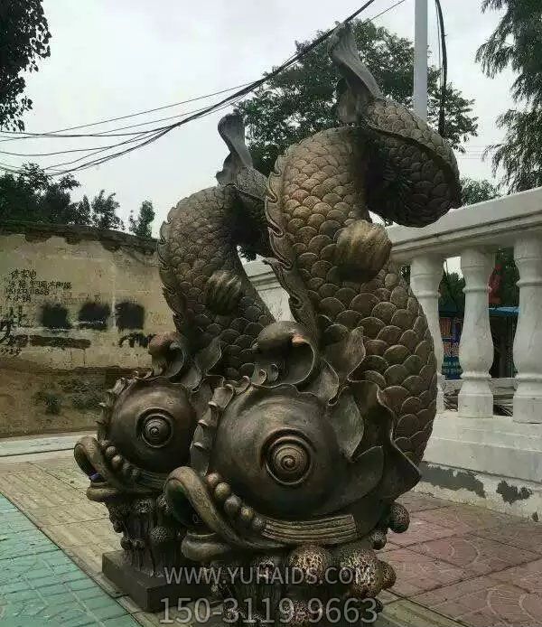 大型广场摆放的两只黑色的玻璃钢创意喷水博鱼网页版