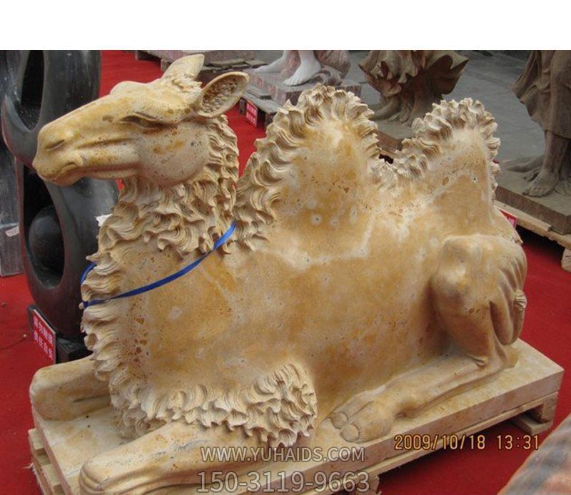 街道边摆放的黄色的玻璃钢创意骆驼博鱼网页版