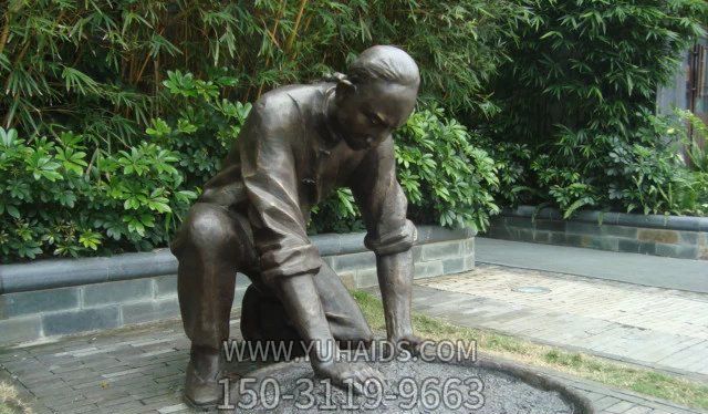 广场铜雕捡茶的人物景观茶博鱼网页版