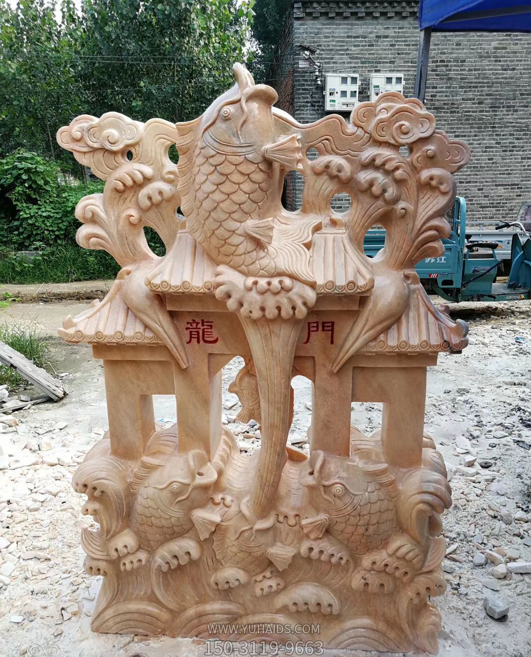 庭院摆放的跃龙门的黄蜡石石雕鲤鱼博鱼网页版