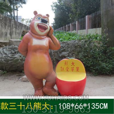 街道边摆放着一只手拄着脸的玻璃钢卡通熊出没博鱼网页版