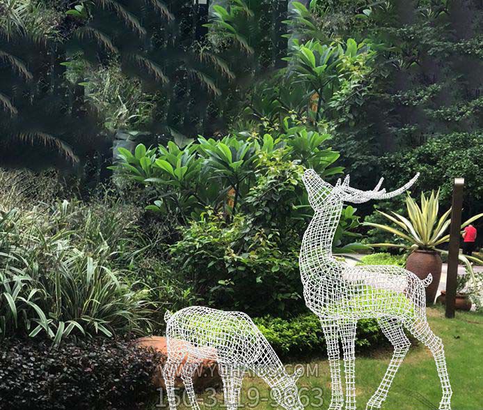 公园不锈钢镂空草坪吃草的梅花鹿博鱼网页版