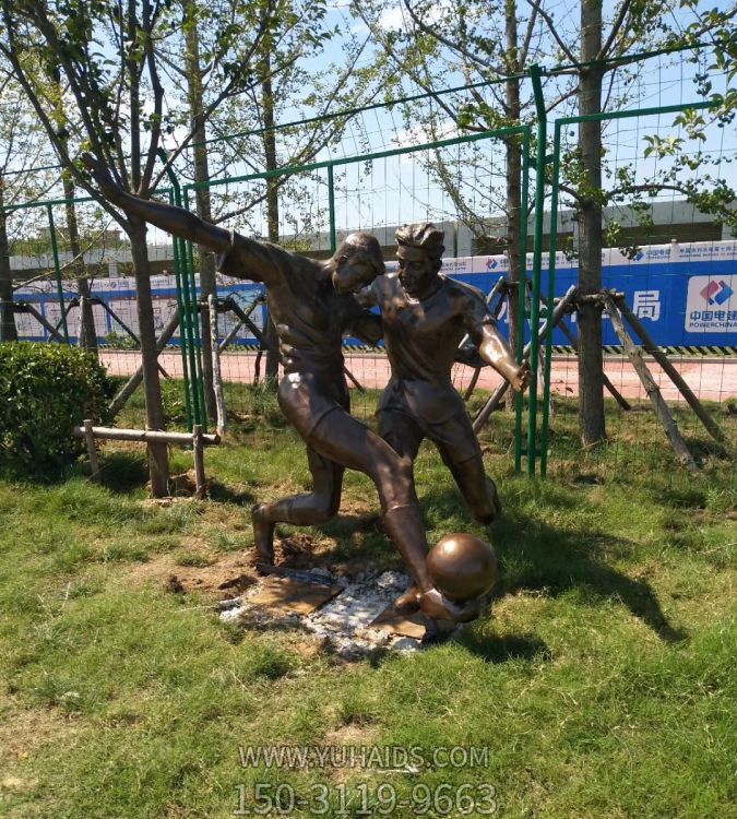 校园草坪摆件  玻璃钢仿铜踢足球的人物博鱼网页版