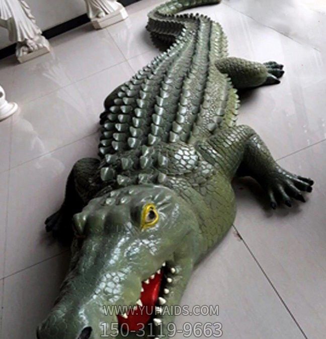 公园湖边摆放的玻璃钢创意鳄鱼博鱼网页版