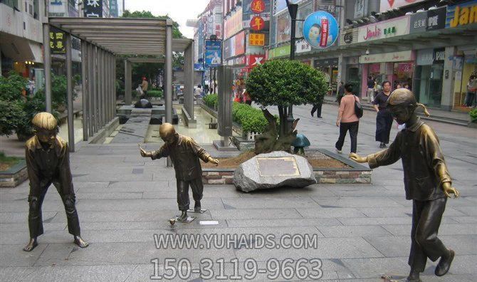 步行街边摆放打陀螺嬉戏儿童玻璃钢仿铜博鱼网页版