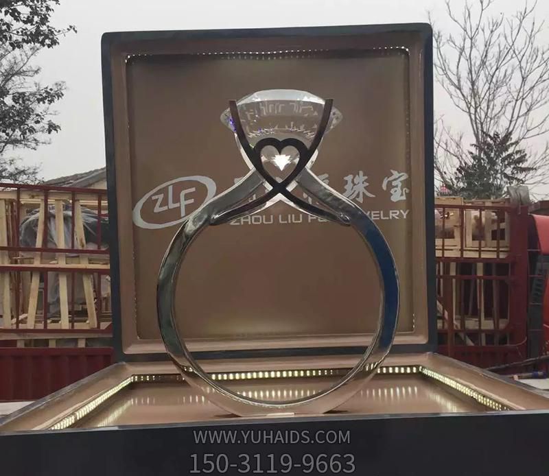 珠宝店门口摆放钻石不锈钢戒指博鱼网页版