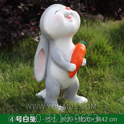 兔子博鱼网页版-草坪装饰一只拿胡萝卜的兔子博鱼网页版