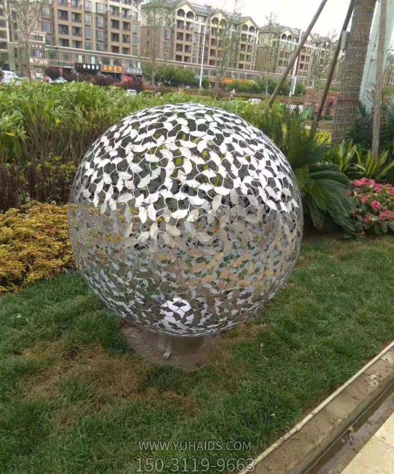 花园广场银杏树叶不锈钢镂空球博鱼网页版