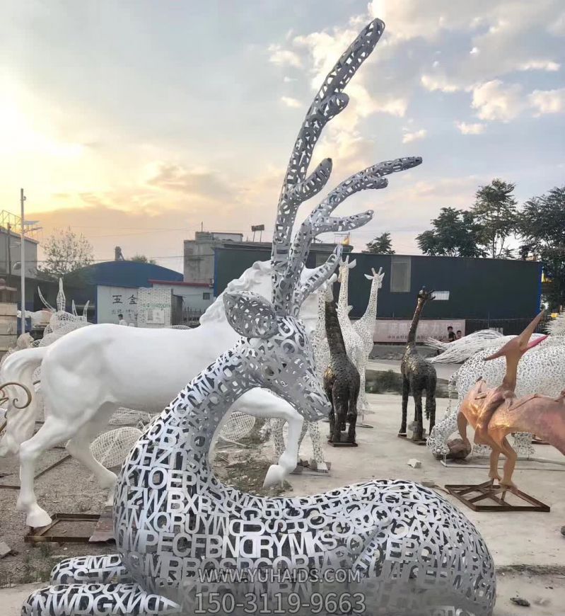 一只公园街道卧着的不锈钢镂空鹿博鱼网页版