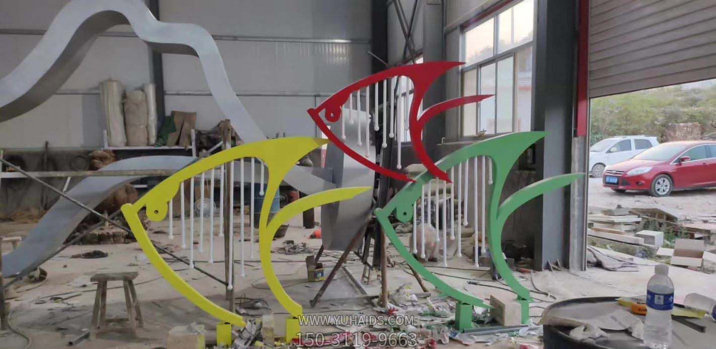 草坪三只颜色不一的抽象鱼博鱼网页版