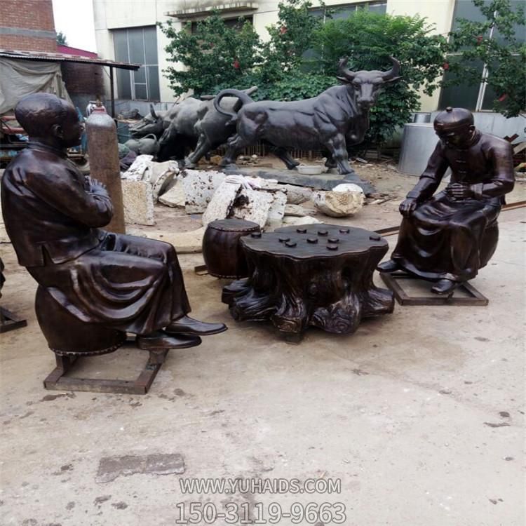 公园草坪摆放玻璃钢仿铜下象棋人物博鱼网页版