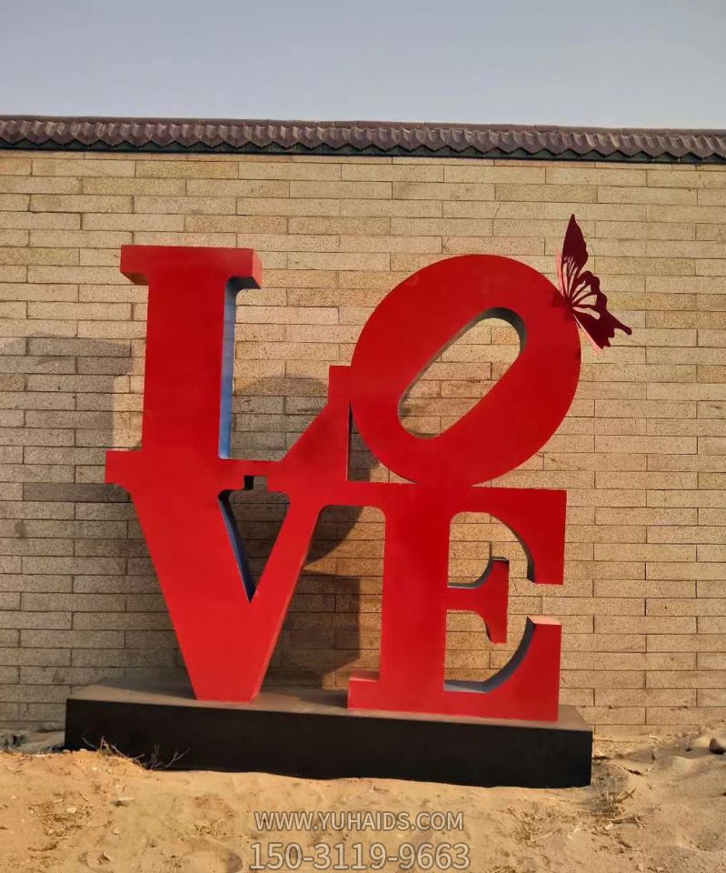 公园里摆放的带蝴蝶的不锈钢创意LOVE博鱼网页版