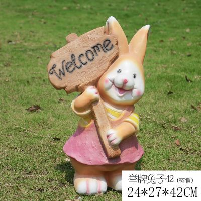公园一只举牌子的树脂兔子博鱼网页版