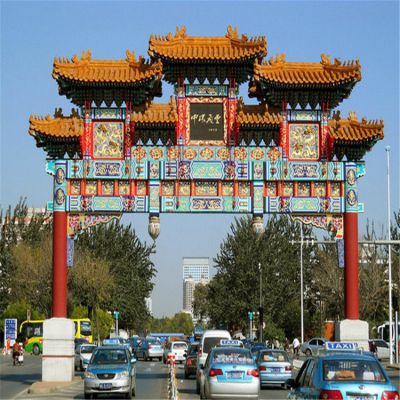 市政道路大牌坊，高跨度的彩绘石雕牌楼