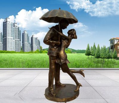 公园铜雕打伞接吻的情侣博鱼网页版