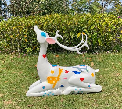 草坪上卧着的玻璃钢彩色公鹿梅花鹿博鱼网页版